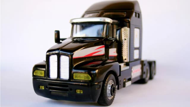 Najlepsze tiry dla dzieci jako zabawki rozwijające umiejętności