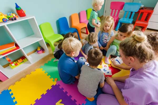 Ile zarabia opiekun w żłobku? Zaskakujące różnice w wynagrodzeniach