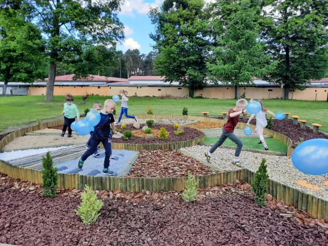 Ścieżka sensoryczna w ogrodzie: jak stworzyć bezpieczną przestrzeń dla dzieci