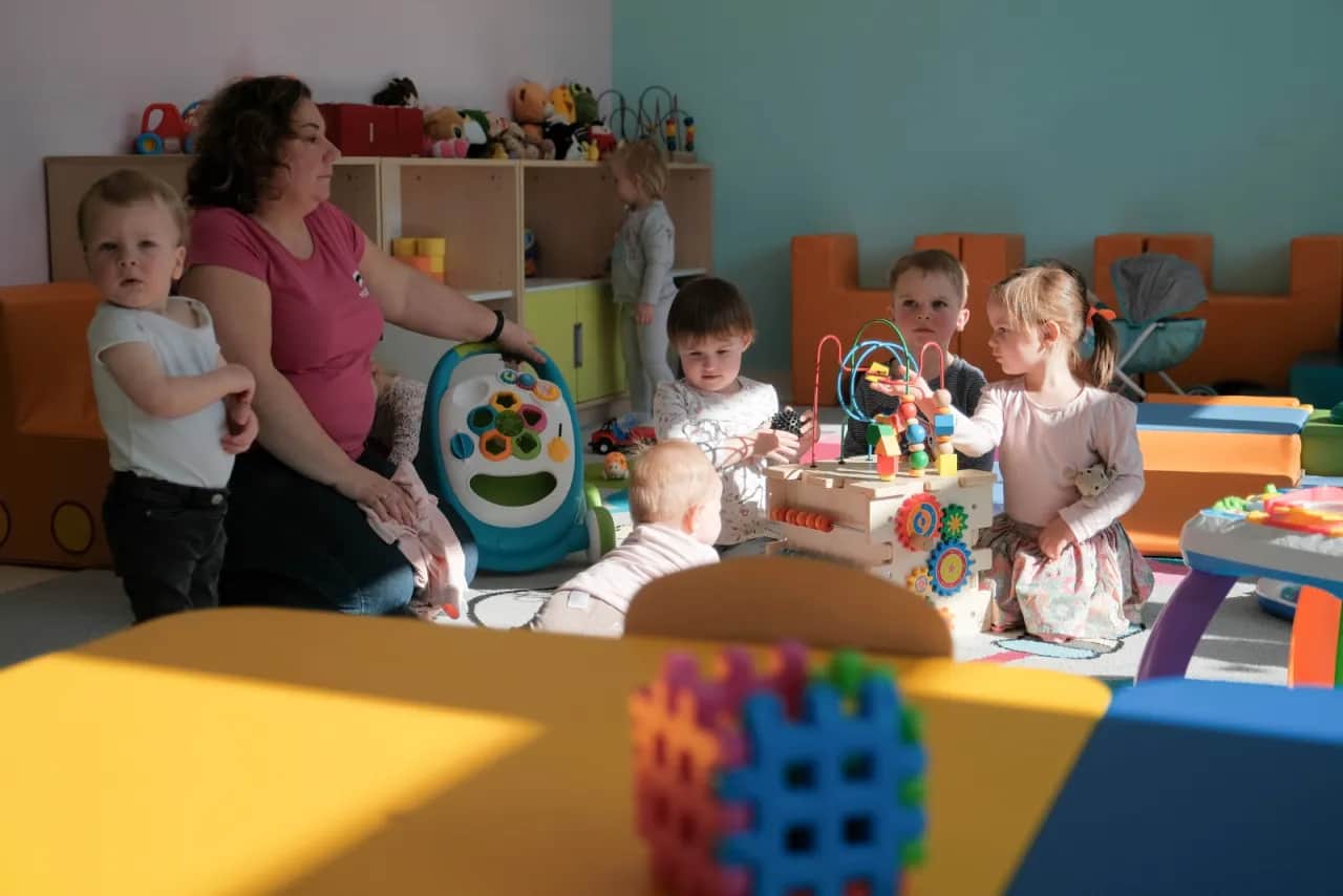 Ile dzieci przypada na jednego opiekuna w żłobku? Poznaj zasady!