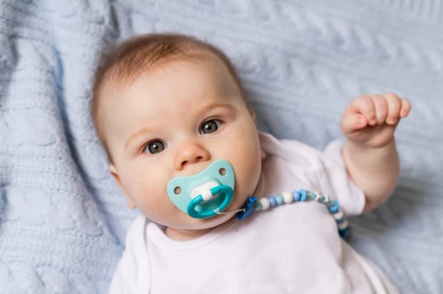 Jaki smoczek dla noworodka? Zaufaj położnej i wybierz mądrze